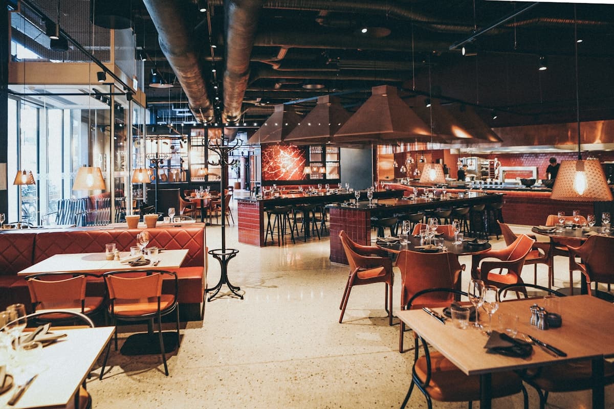 Banquette et tables d'un bistrot contemporain