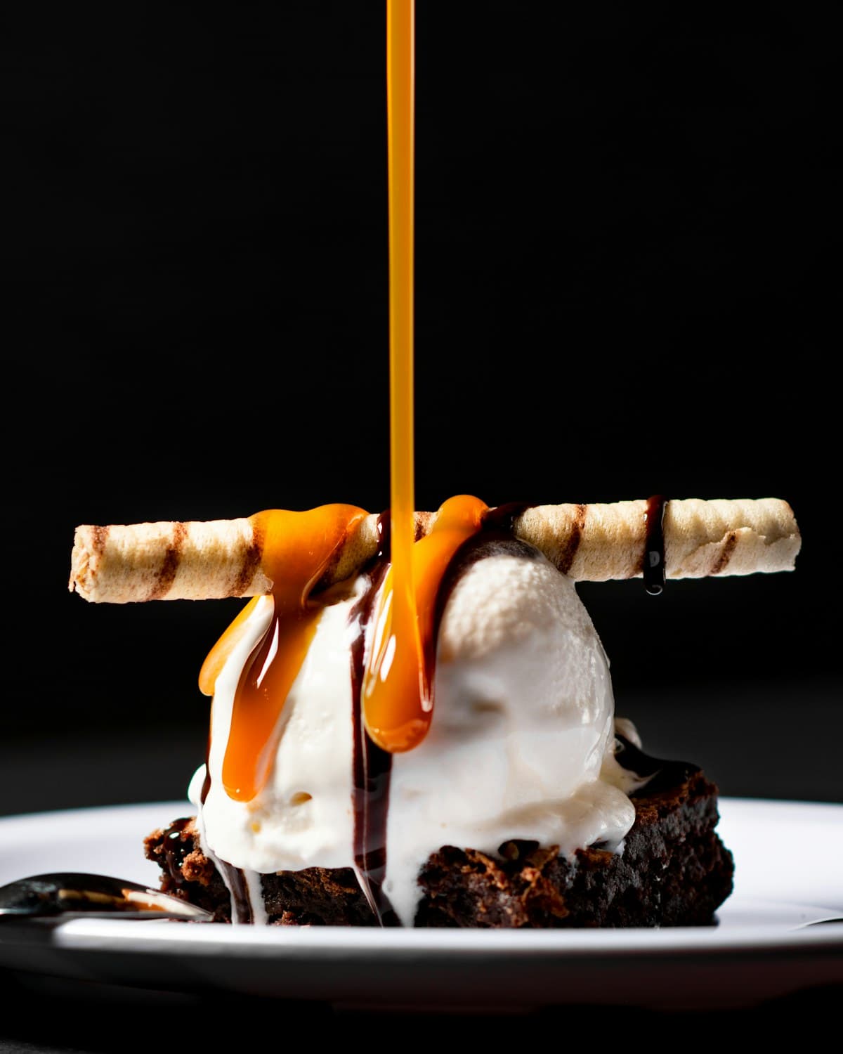 Dessert au chocolat servi avec une tuile croustillante