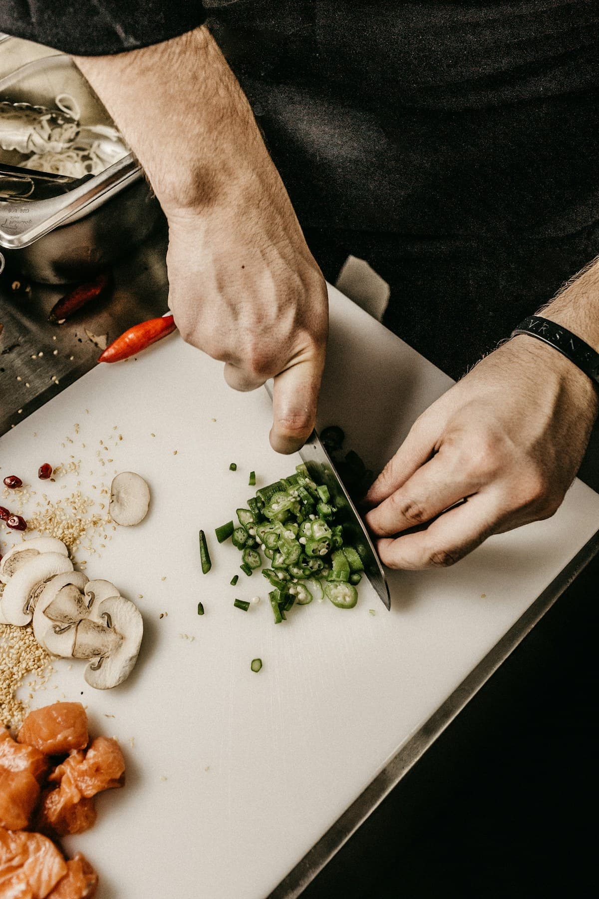 Chef qui dresse une assiette en cuisine