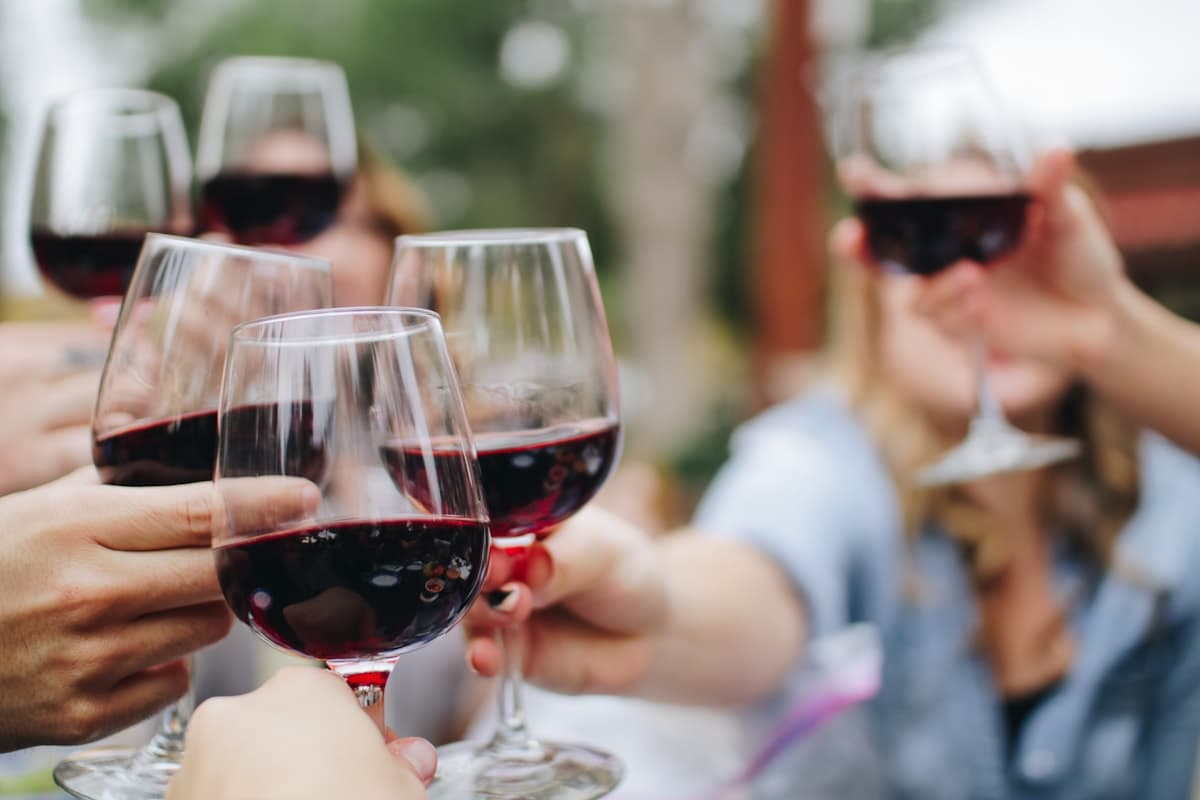 Verres de vin sur une table de restaurant