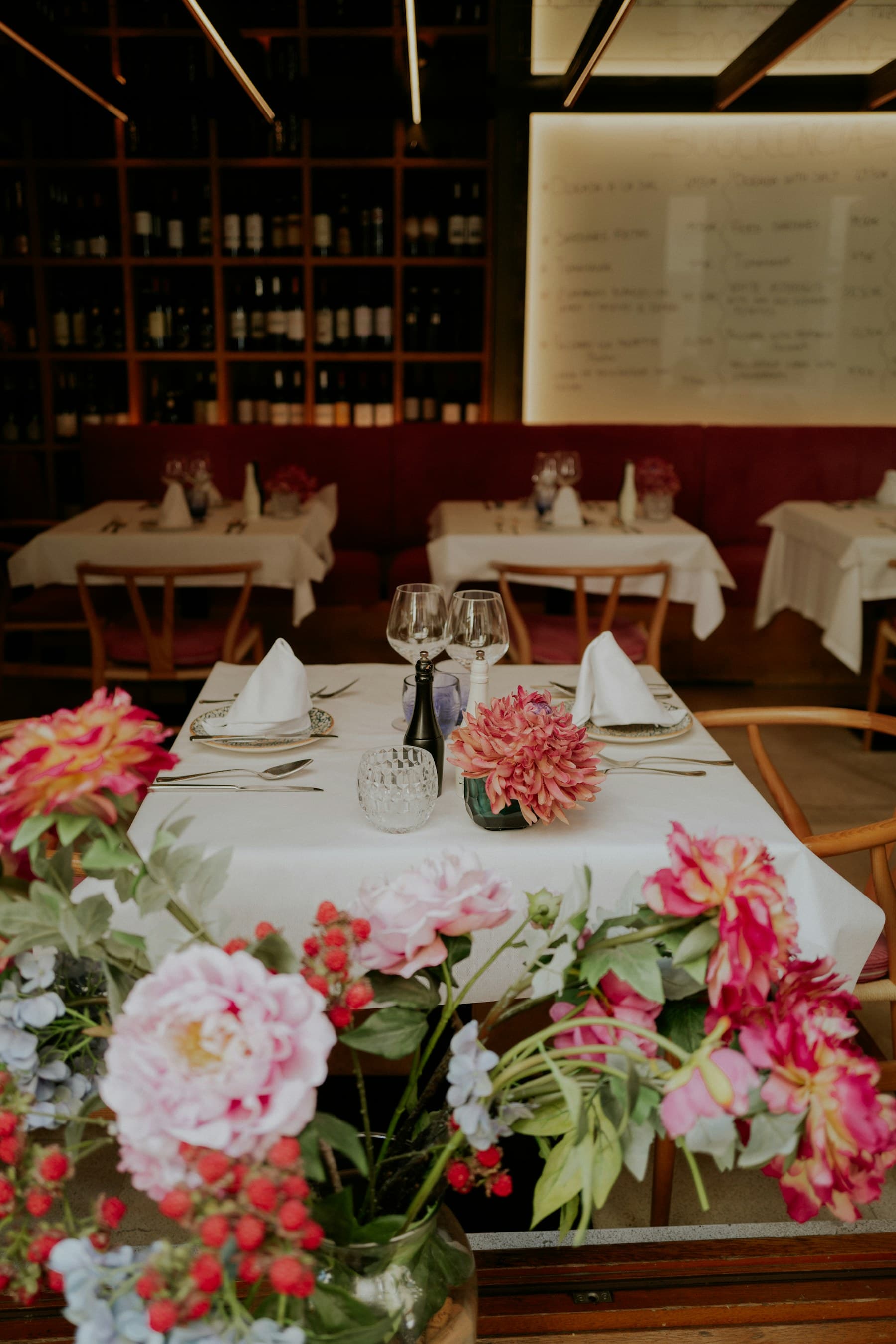 Table de bistrot dressée avec assiettes de saison et lumière chaude